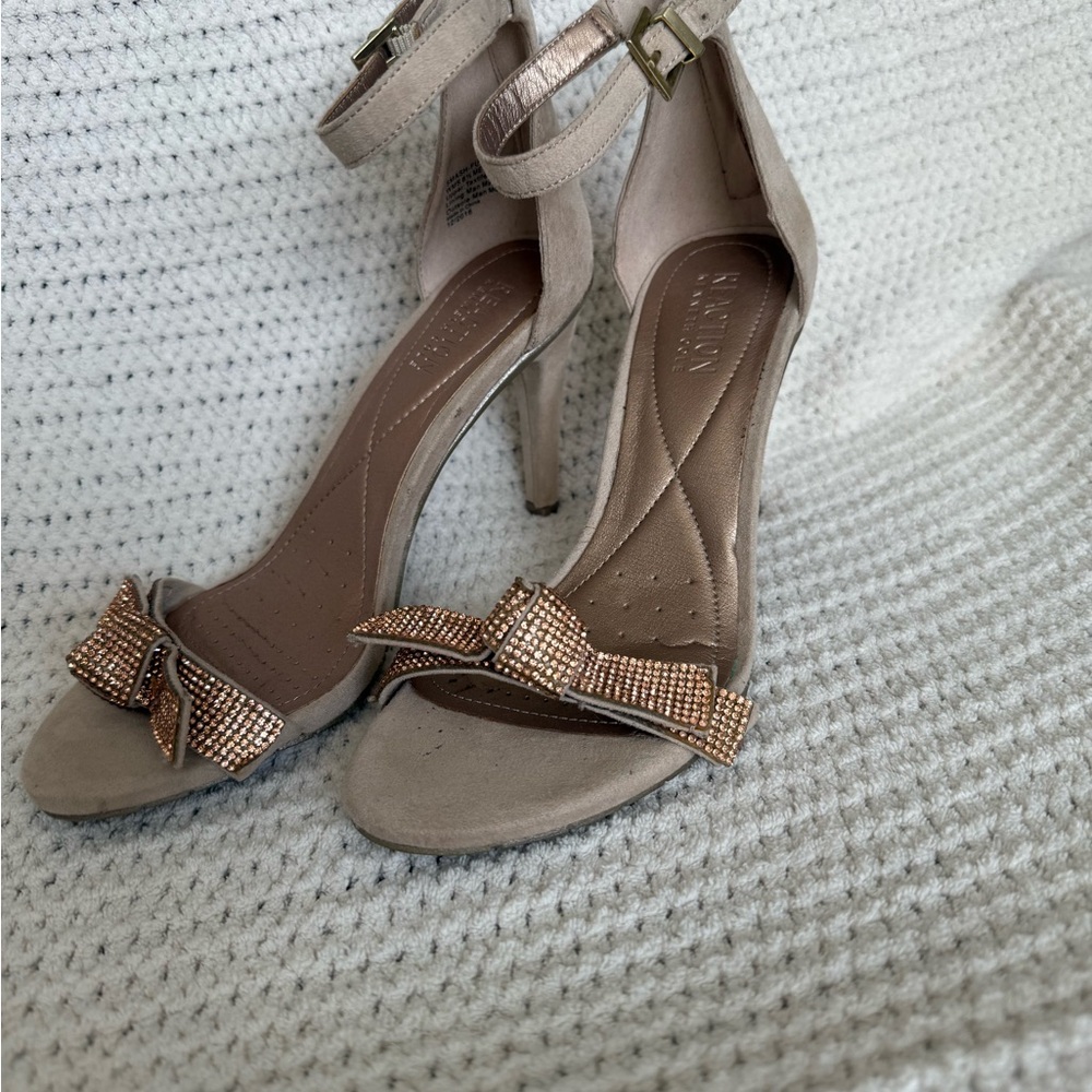 Sz 6.5 NWOT Kenneth Cole Reaction Taupe Heels with GOLD  Rhinestone Bow
